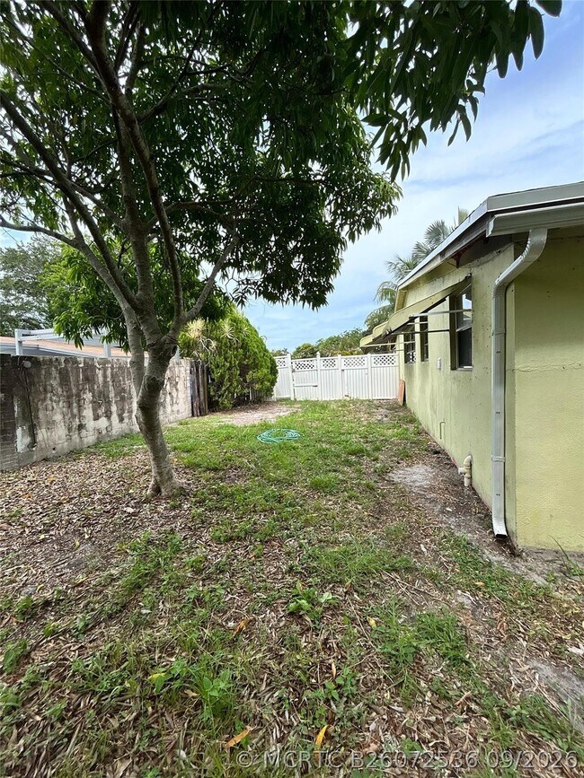 Building Photo - 417 SW 25th Terrace