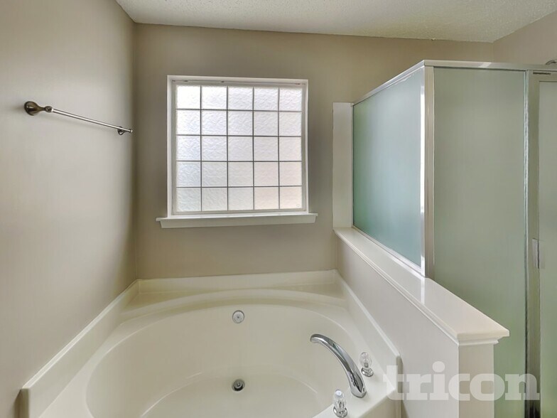 Building Photo - 2208 Ballingarry Dr