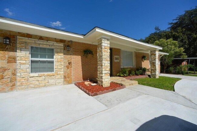 Building Photo - 3309 Sunbeam St