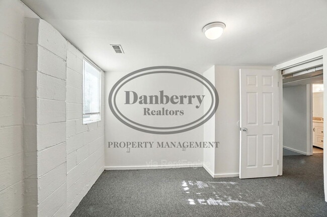 Building Photo - 1126 Searles Rd