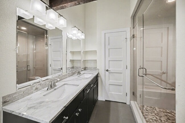 Building Photo - Stunning Luxury Home in Sunnyside **Move-In Special**