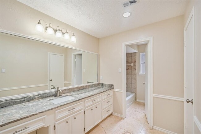 Building Photo - 135 Towering Pines Dr