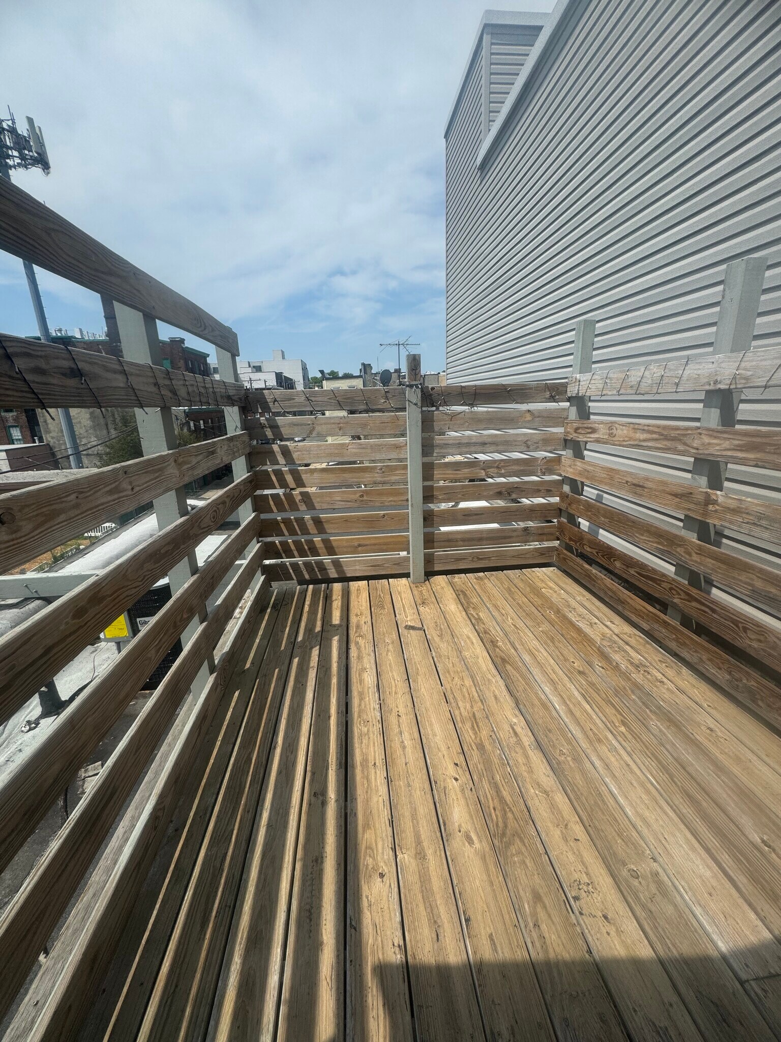 Rear privet devk - 524 N 31st St