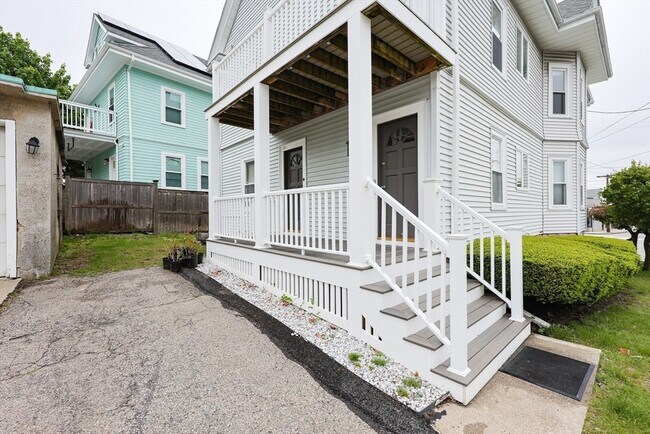 Building Photo - 294 Belmont St