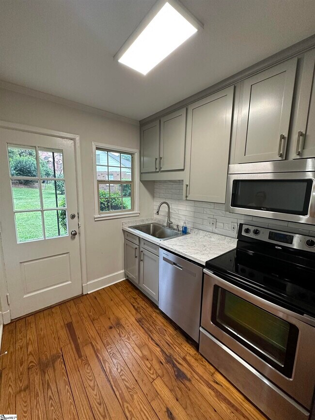 Building Photo - 600 University Ridge