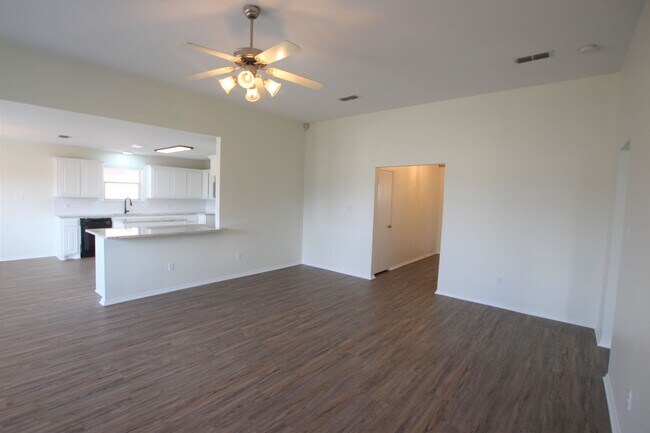 Building Photo - Beautifully updated 3 bedroom 2 bath home ...