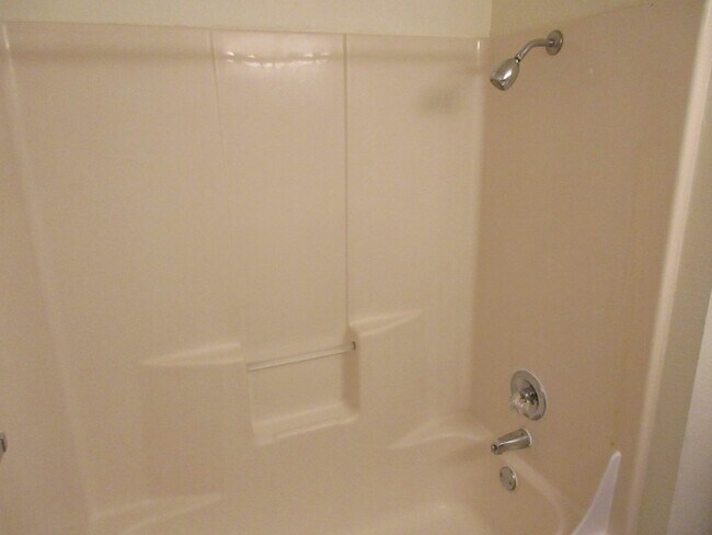 Building Photo - Quiet Two Bedroom Apartment in Keizer