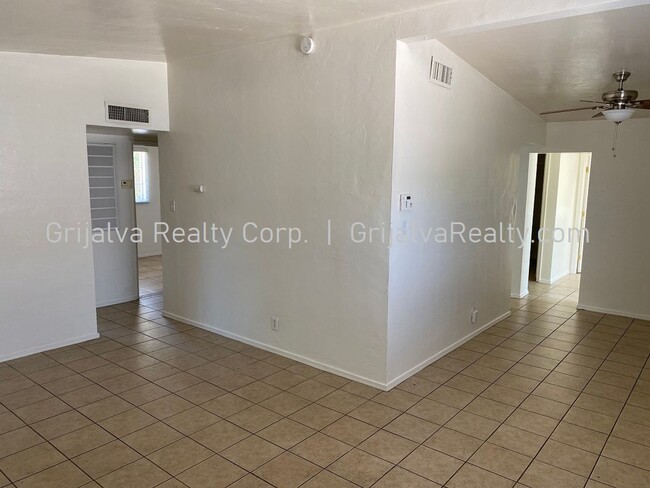 Building Photo - 1415 E Elm St