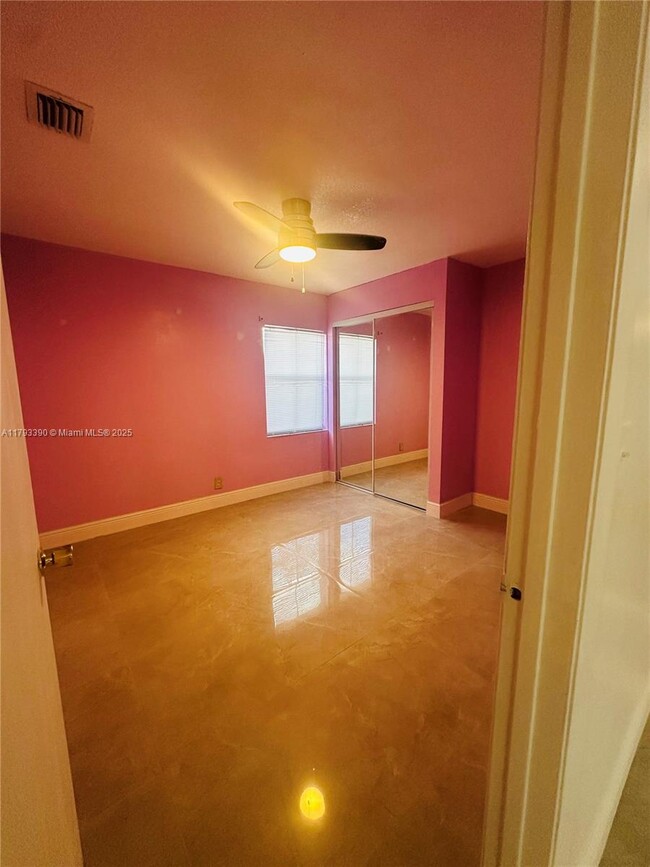 Building Photo - 4406 SW 25th St