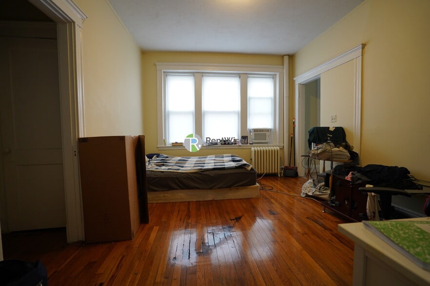 Primary Photo - 220 Kelton St