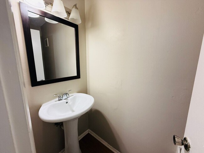 Building Photo - Charming 3 bedroom 1.5 bath condo for rent