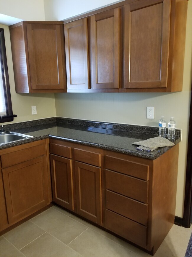 Building Photo - 305 Woodview Ave