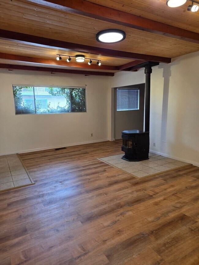 Building Photo - quiet triplex Near   UNM's  medical/law campus