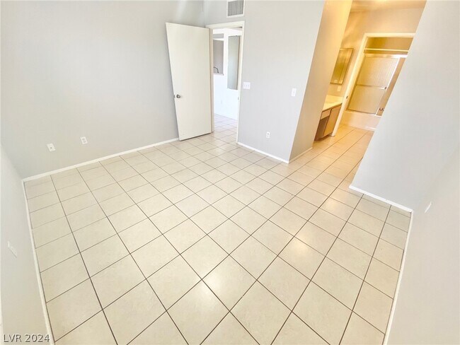 Building Photo - 8070 W Russell Rd