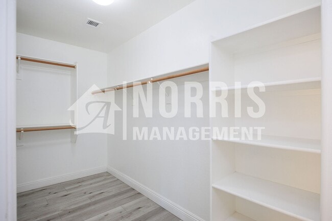 Building Photo - 1553 E Alba Dr