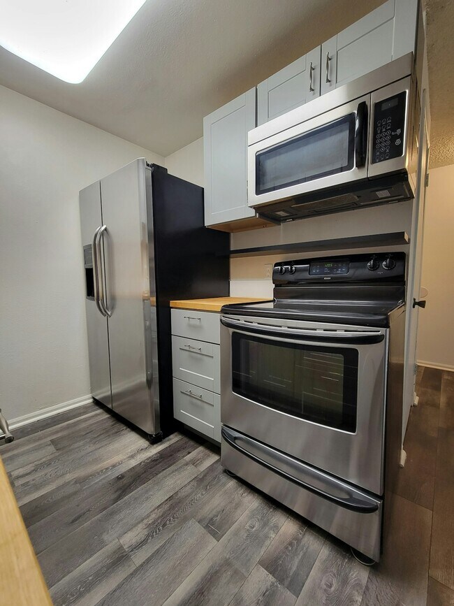 Building Photo - 318 S 174th Pl