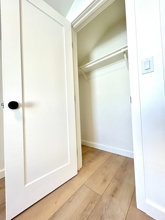 Building Photo - 3 Bed/1 Bath - Downtown Santa Barbara