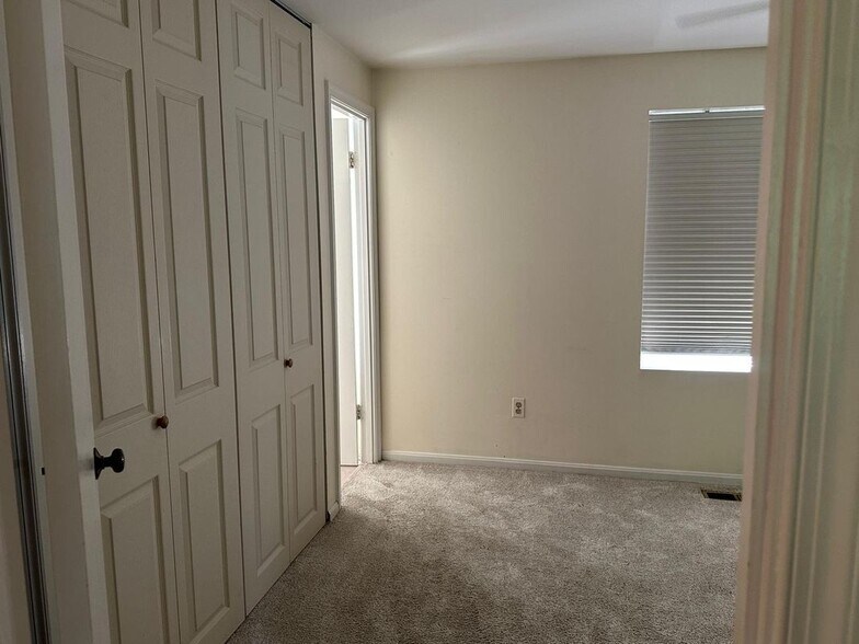 Building Photo - 9012 Piney Grove Dr