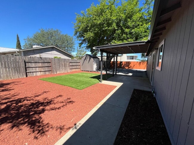 Building Photo - Remodeled cozy home in North Redding!