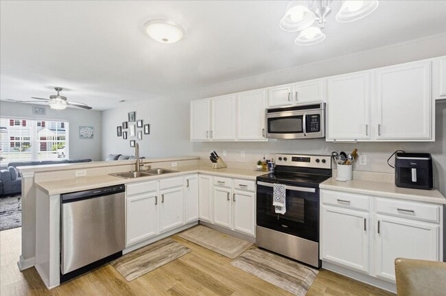 Building Photo - 2 Bed 2.5 Bath Townhome