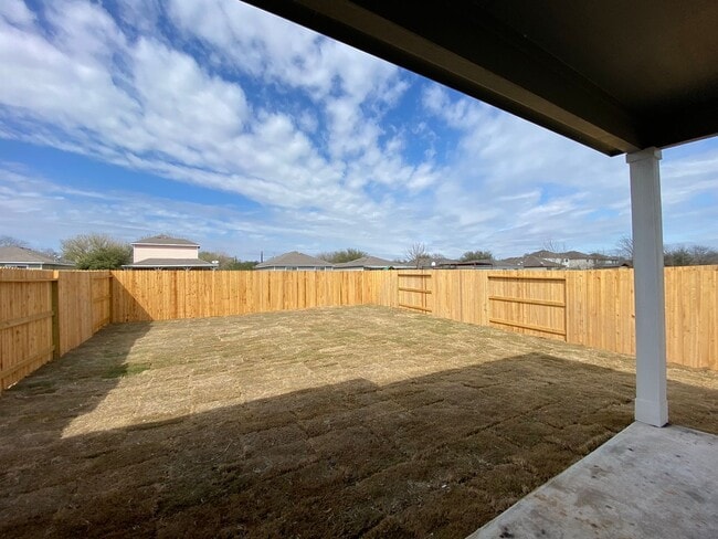 Building Photo - Beautiful Duplex in Seguin!