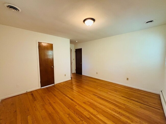 Building Photo - 616 Broce Dr