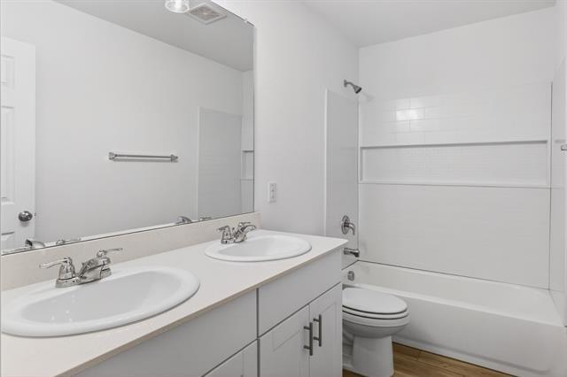 Building Photo - 605 Grenada Lk Dr