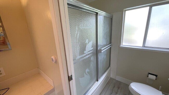 Building Photo - Nice 4 bedroom 2 bathroom home with sparkl...