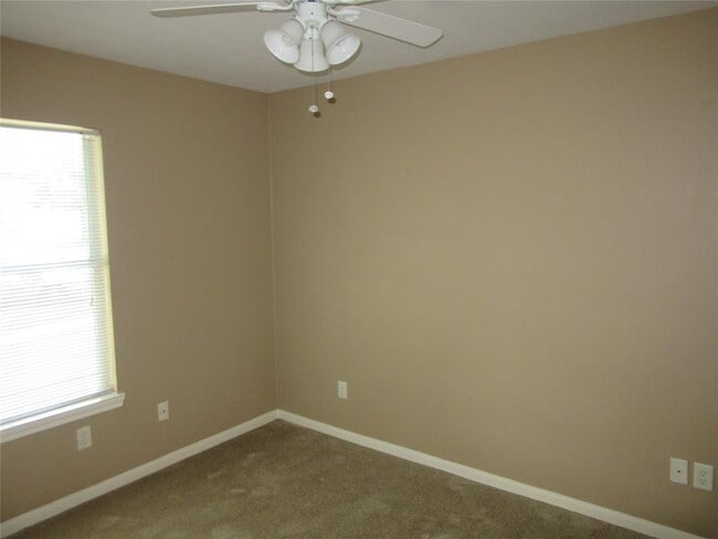 Building Photo - 5237 Pinewood Terrace