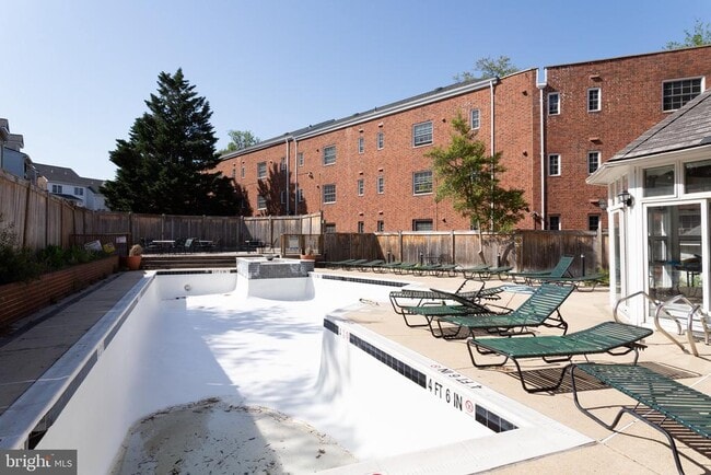 Building Photo - 1612 W Abingdon Dr