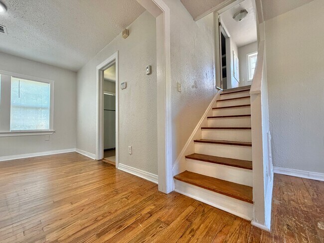 Building Photo - 4 Bedroom home!