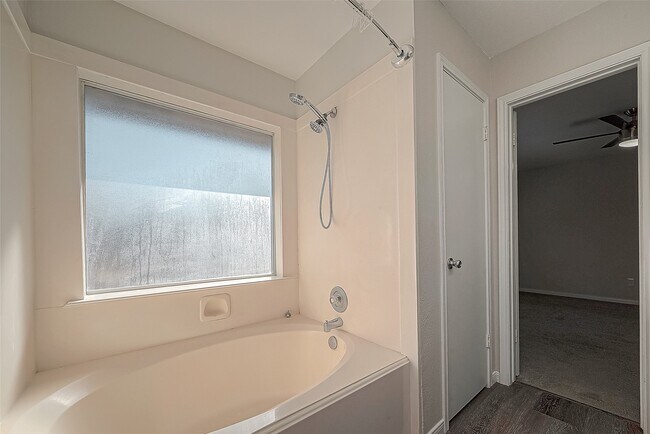 Building Photo - 2323 Pine Cone Dr