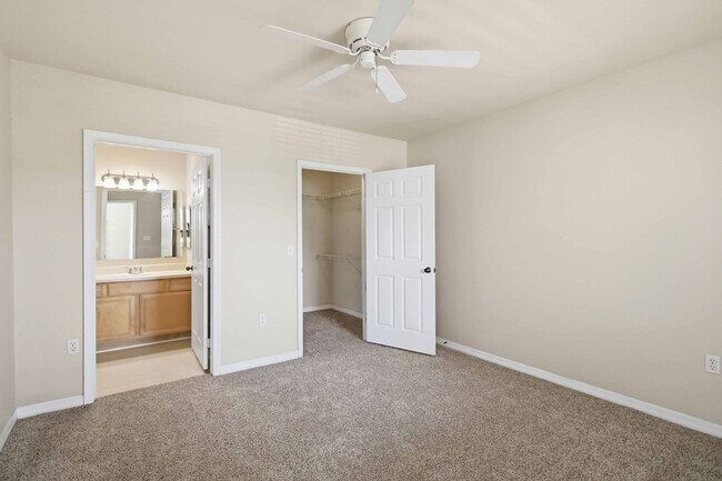 Building Photo - Spacious 2/2 unit available now for annual lease