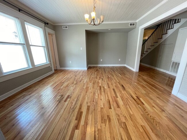 Building Photo - Stunning, renovated 7br home in the heart ...