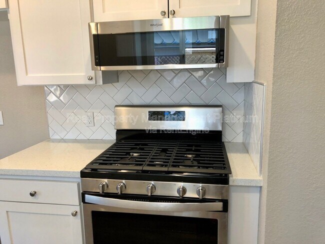 Building Photo - 3653 N Shirley Ave