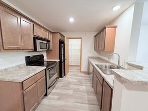 Building Photo - 2 Bed / 2 Bath Apartment in Madison, WI 53579