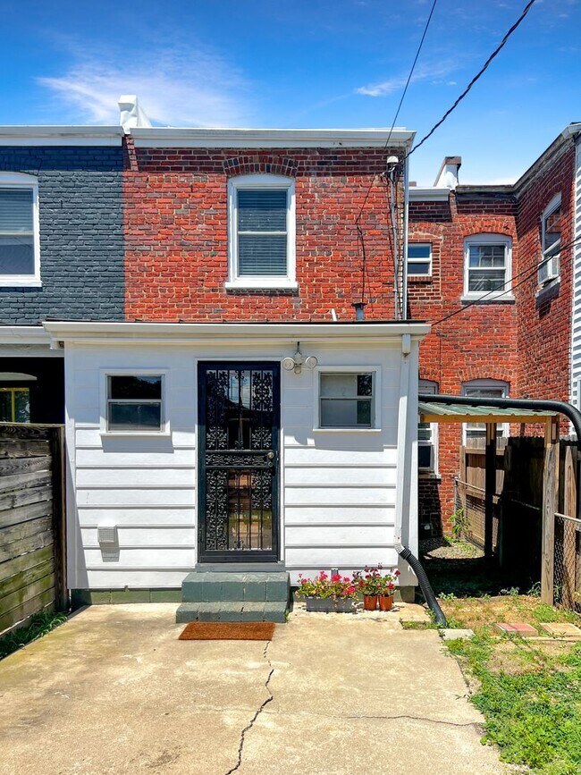Building Photo - Classic Richmond Row House Steps from Byrd...