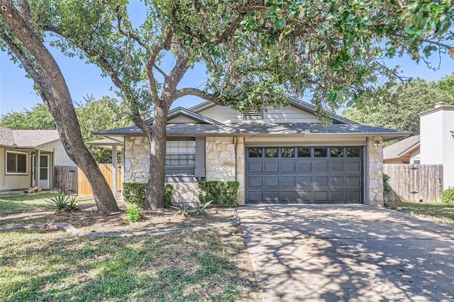Building Photo - Charming 3/2/2 with Private Fenced Backyard!