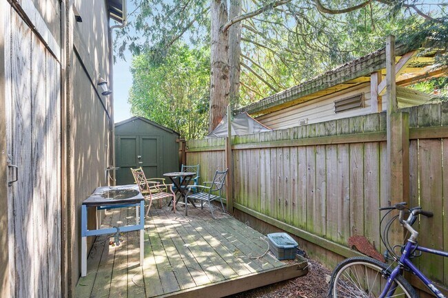 Building Photo - $500 off! Updated, upstairs 2-bdrm/1-bath triplex apt—On-site w/d, off-street parking, near downt...