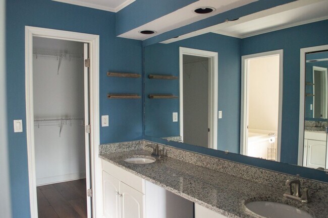 Building Photo - 1930 Oak Ridge Ct