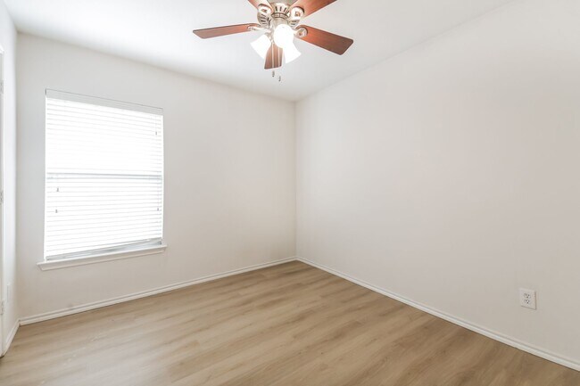 Building Photo - $1895  4 Bed/2 Bath/2 Garage  Ready for Move-in Home in Mustang Creek