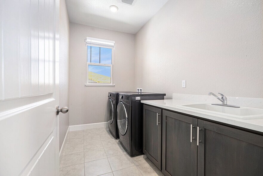 Building Photo - 31 Cortina Ct