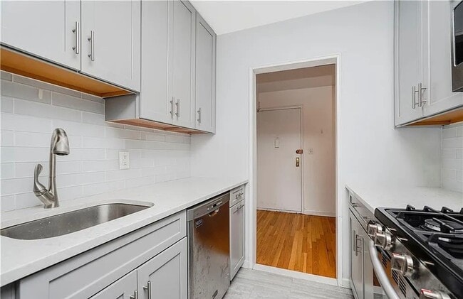 Building Photo - 350 Richmond Ter