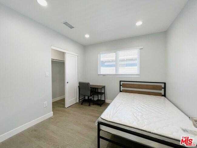 Building Photo - 2641 S Budlong Ave