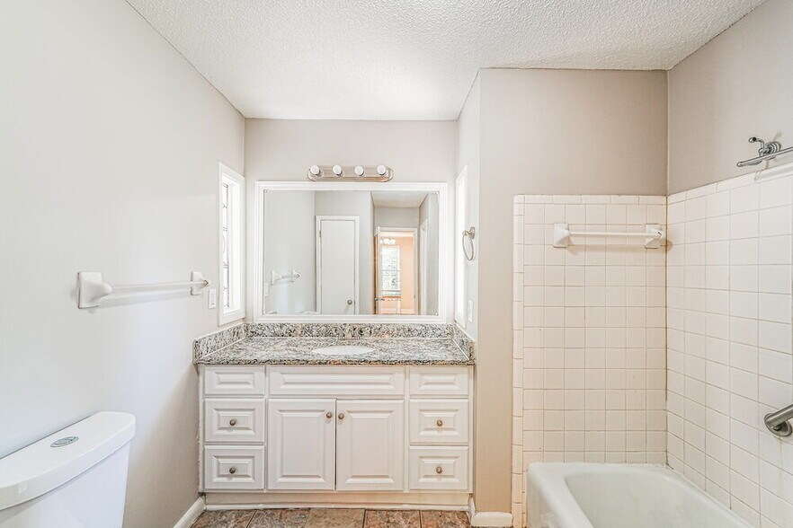 Building Photo - 2524 Daly Dr