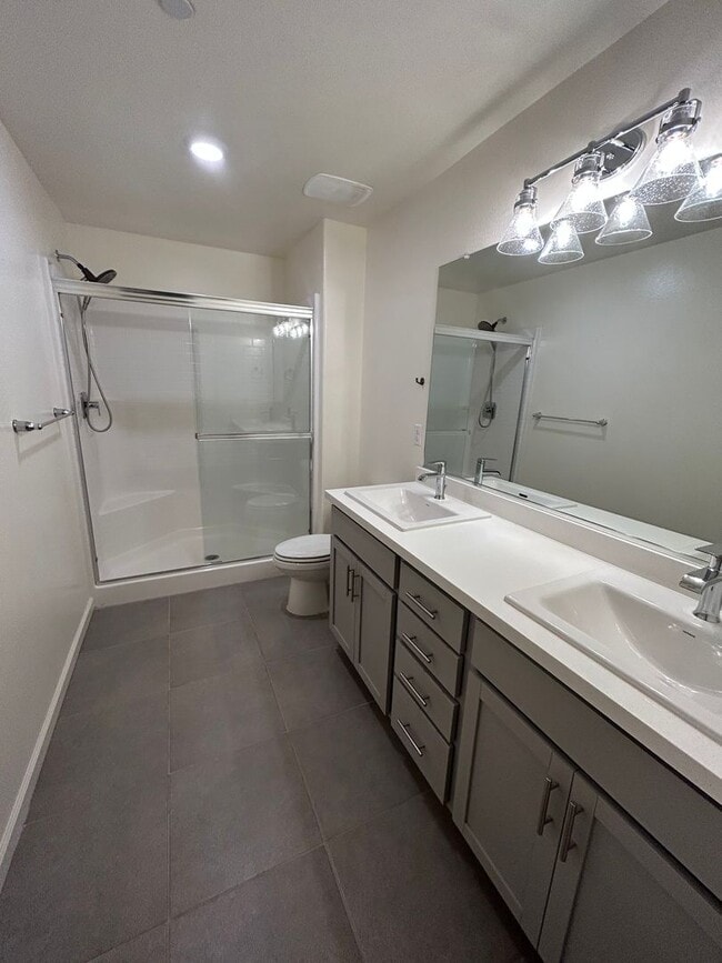 Building Photo - Spacious 5 Bedroom 4 Bathroom in Tulare!!