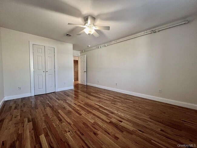 Building Photo - 2 E Main St