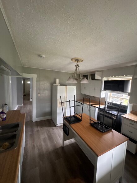 Building Photo - 428 S 2nd St