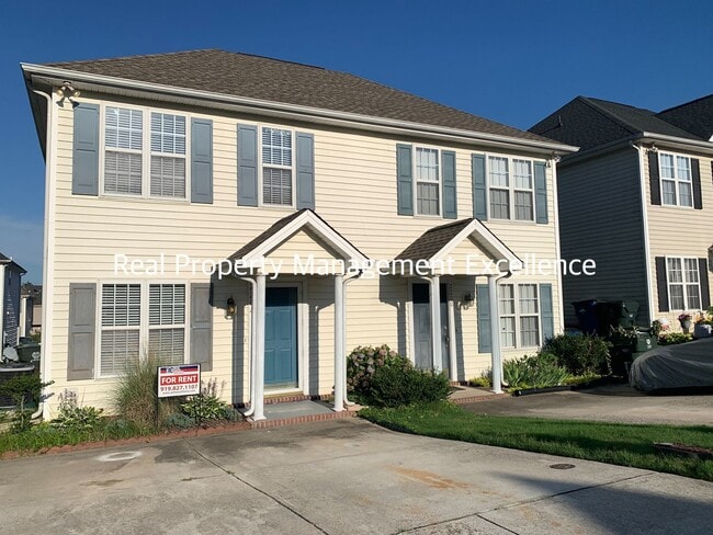 Building Photo - Raleigh Residence In Hedingham Scenic Golf...