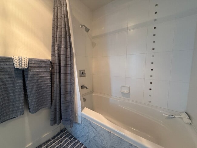 Building Photo - Upscale 2 Bed 2 Bath with Floor-to-Ceiling Windows and Stunning City Views